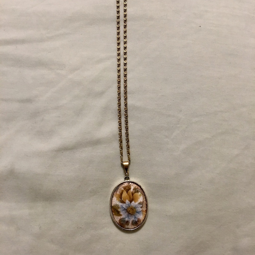 Flower pendant necklace